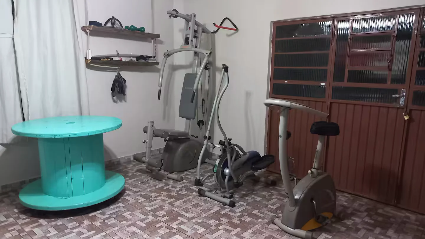 Espaço com equipamentos de academia
