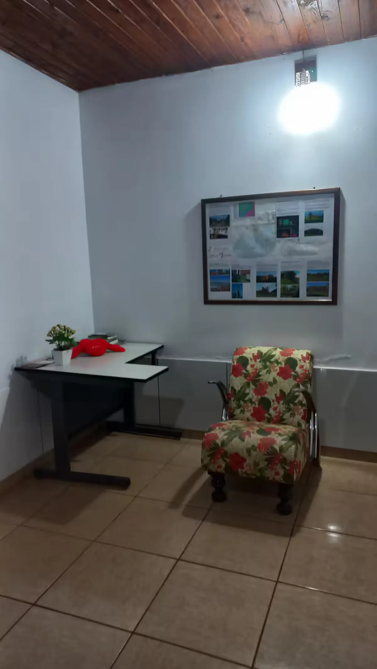 Espaço de trabalho com mesa