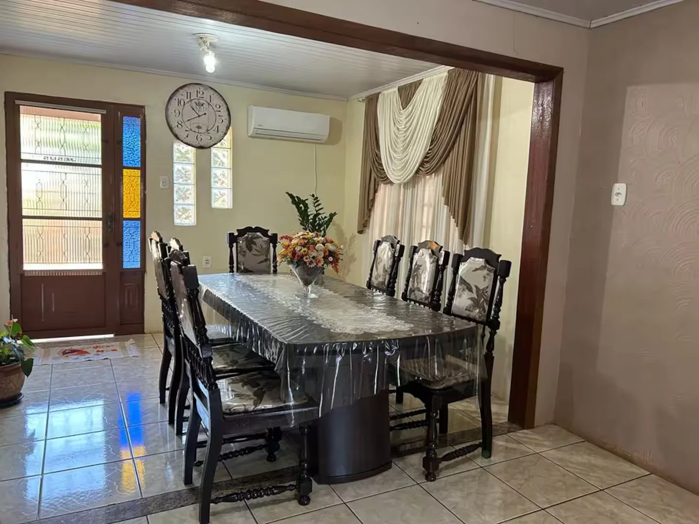 Sala de jantar ampla